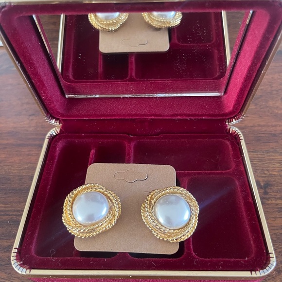 Pearl clip earrings - Picture 2 of 4